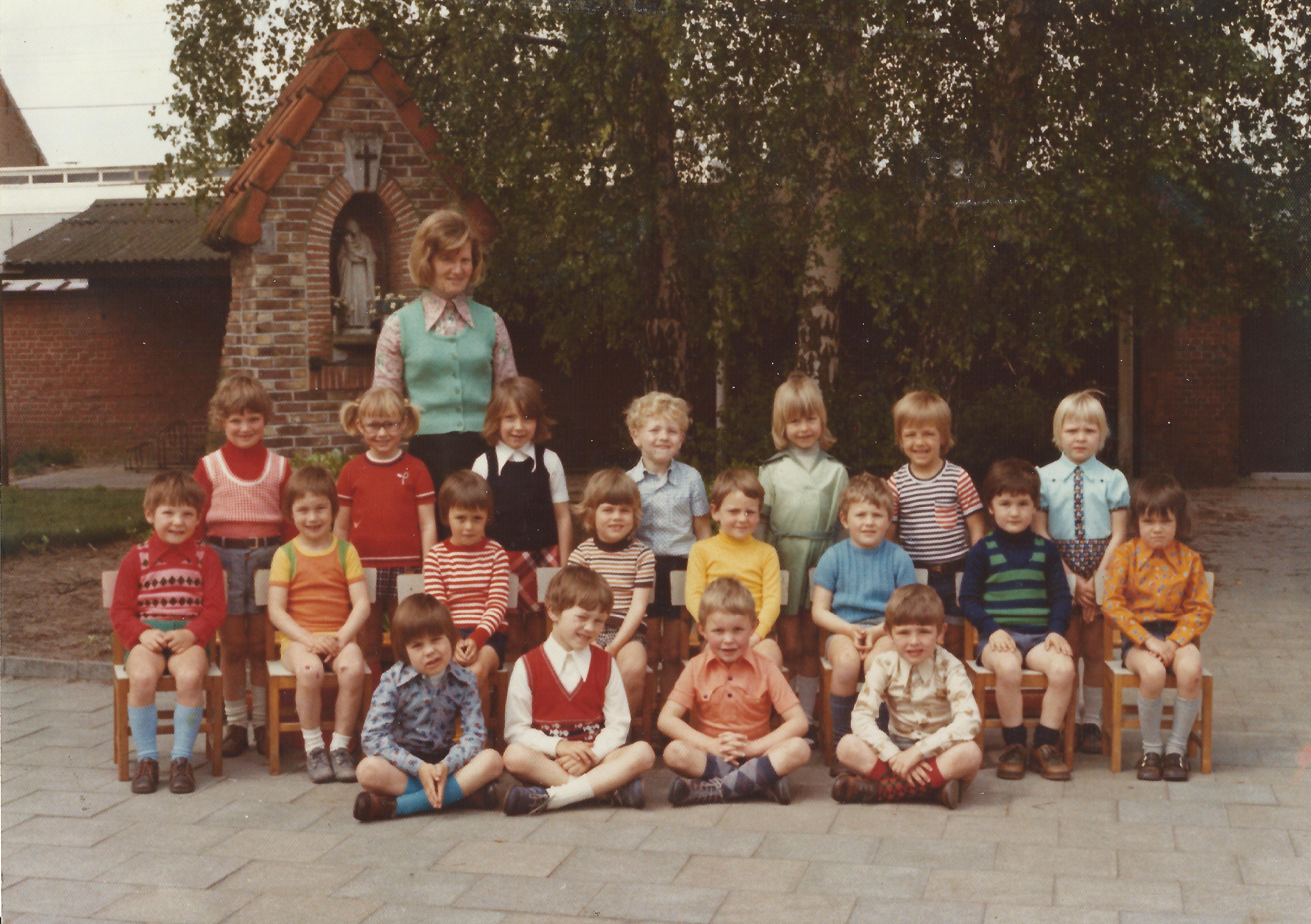 1974-1975 klasfoto 4e kleuterklas Ella Loyens,Sint Martinusschool, Vrije Gesubsidieerde School, Lindedreef 18.jpg