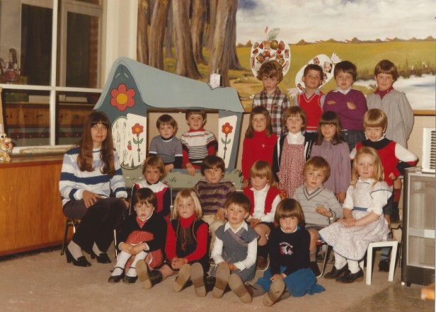 1980-1981 klasfoto 3e kleuterklas Marguerite Verhoeven, Sint Martinusschool, Vrije Gesubsidieerde School, Lindedreef 18.jpg