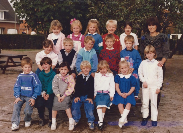 1987-1988 klasfoto 1e leerjaar Maria Aerts, Pierenbos Gemeenteschool Halle-Velden 2.jpg