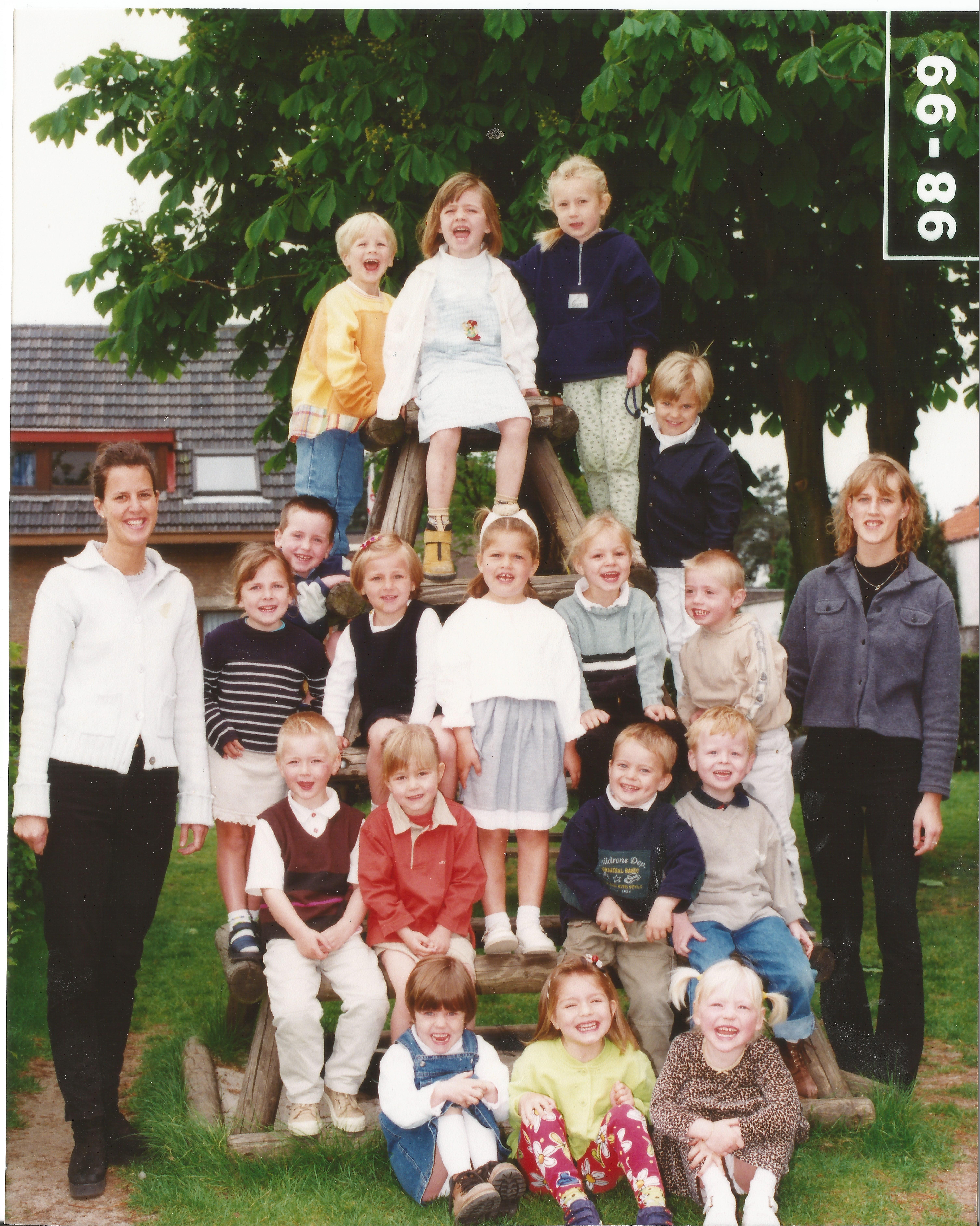 1998-1999 klasfoto 2e kleuterklas Kim Gysels en Veronique Frahm, Pierenbos Gemeenteschool, Halle-Velden 2