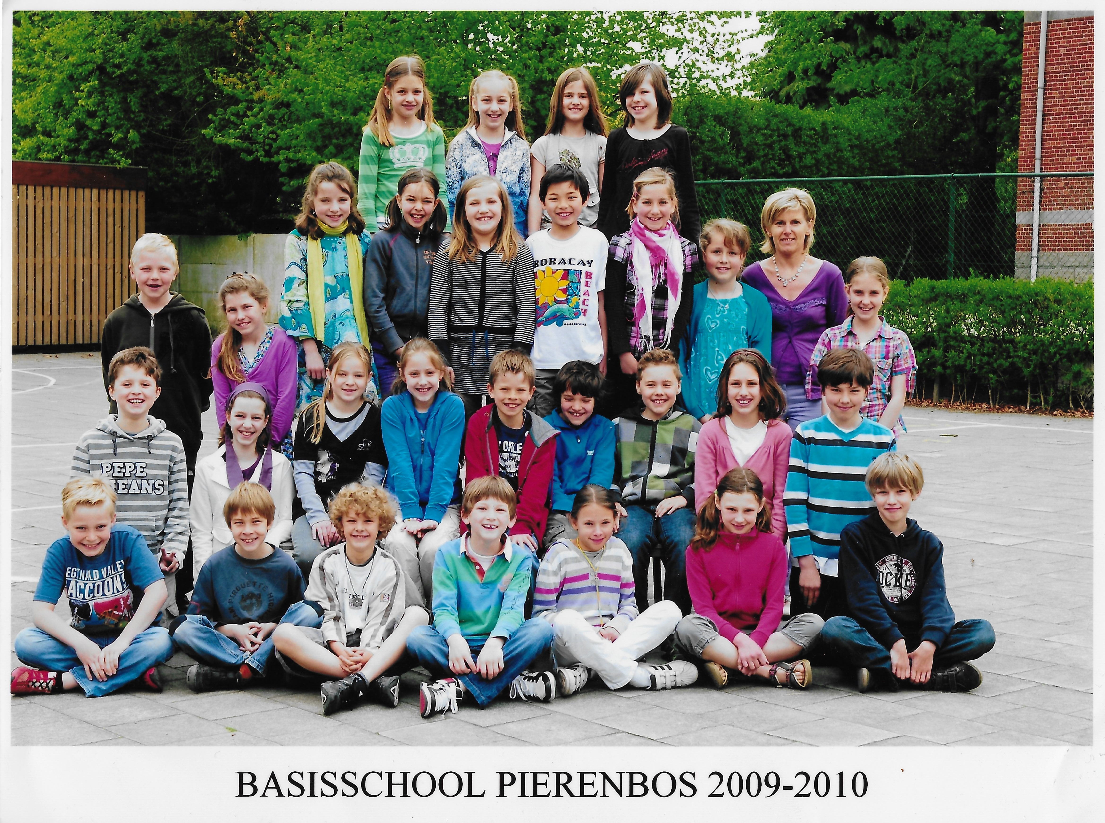 2009-2010 klasfoto 4e leerjaar Karin keysers, Pierenbos Gemeenteschool Lindedreef 18.jpeg