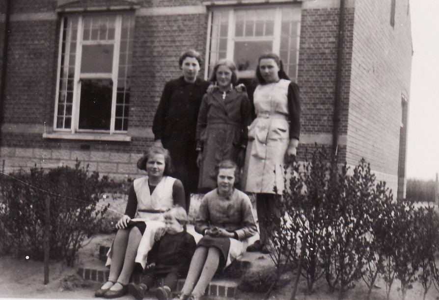 1939-1940 klasfoto 7e leerjaar zuster Hildegarde, Vrije Gesubsidieerde Meisjesschool, Lindedreef 18-namen
